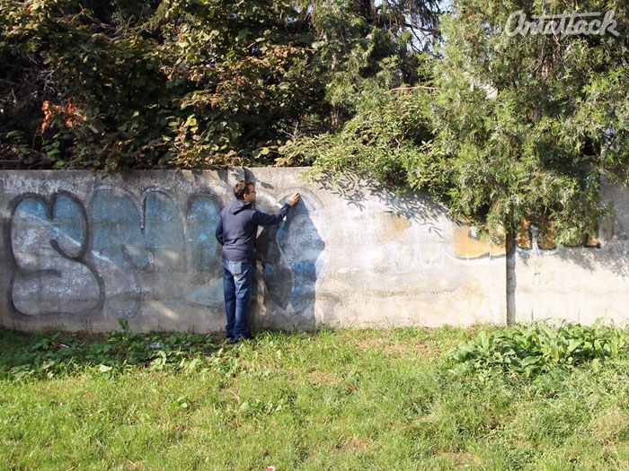 Maľba na betónovom plote pri obnovenom parčíku Antona Srholca