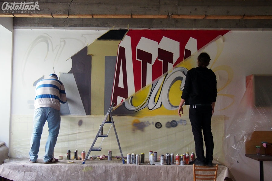 Farebná maľba na stene v ArtAttack Shop & Room