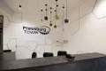 Maľba loga na recepcií v kancelárskych priestoroch