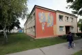 Muralistická maľba podľa sgrafita, ktoré prekrylo zateplenie budovy