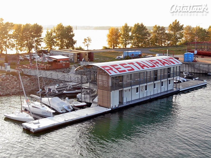 Písmomaliarský nápis na plechovej streche reštaurácie