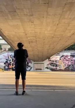 Hotová murálna maľba na stene podchodu diaľnice