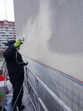 malba-muralnej-malby-na-fasadu-bytoveho-domu-pomocou-airless-pistole