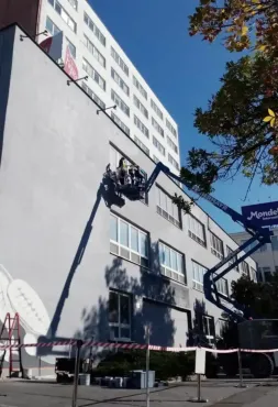 Maľba murálnej maľby na fasádu z výsuvnej plošiny