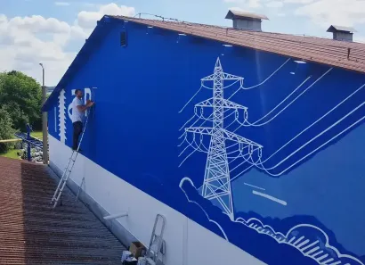 Maľba reklamnej maľby na fasádu skladu