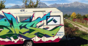 Graffiti dekorácia obytného prívesu do filmu o tanci