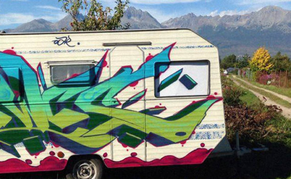 Graffiti dekorácia obytného prívesu do filmu o tanci