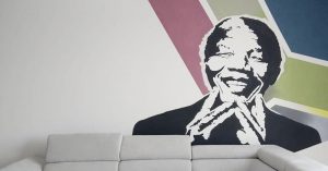 malba-na-stene-v-obyvacke-mandela-nova-dedinka-fb