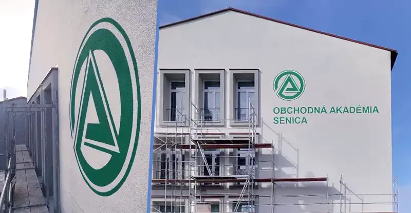 Maľba názvu a loga školy na zrekonštruovanú fasádu